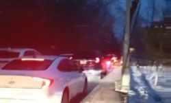 Житель просит урегулировать участок возле школы и детсада в 11 мкр, где создаются пробки из-за машин родителей учащихся