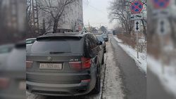 На Сухомлинова машины припаркованы в неположенном месте