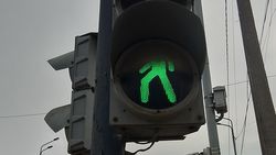 В Оше на пешеходных светофорах у «пешехода» нет головы из-за грязи