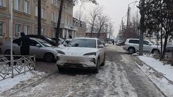 На улице Горького машины паркуются на тротуаре