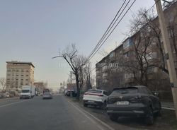 В УПСМ направлено обращение, - ответ мэрии на парковку машин на газоне на Фрунзе—Суюмбаева