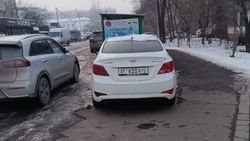 На улице Мамбетова машины припаркованы в неположенных местах