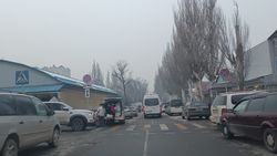 На рынке «Мадина» беспорядочная парковка машин