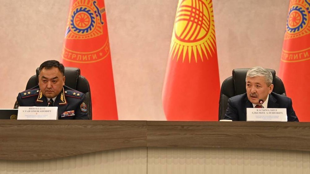 Глава МВД Улан Ниязбеков и глава Кабмина Адылбек Касымалиев