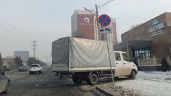 На Медерова—Матросова грузовик перекрыл одну полосу движения