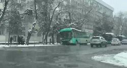 Автобус съехал с проезжей части из-за гололеда, - мэрия про съехавший в арык автобус