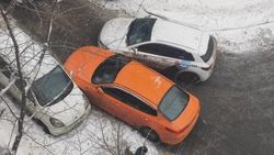 Два таксиста не поделили дорогу и задели припаркованную машину, - горожанин