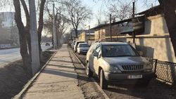 Клиенты бани на Льва Толстого ездят по тротуару и паркуются в зеленой зоне. Фото