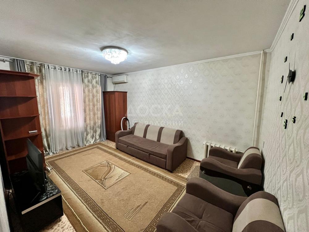 Продаю 1-комнатную квартиру, 40кв. м., этаж - 1/5, 10 мкр .