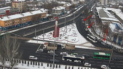 На Чуй—Фучика машины паркуются на полосе общественного транспорта