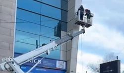 В центре Бишкека начали устанавливать умные фонарные столбы. Видео