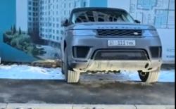 На улице Кийизбаевой машина припаркована на тротуаре с новым асфальтом