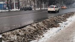 Горожанин интересуется, правильно ли перекидывать снег с проезжей части на обочину