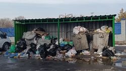 На Мичурина—Абдрахманова сломались мусорные контейнеры