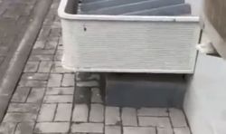 На Коенкозова рядом с «Караваном» обрывистый тротуар из-за наружных блоков, - житель