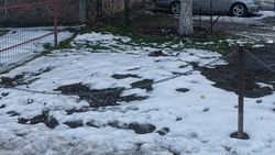 Горожанин интересуется, законно ли установлены ограждения возле дома на Фрунзе