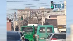 На Салиева—Осмонкула автобус №40 повернул направо с крайней левой полосы