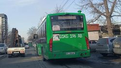 На Курманжан Датка—Салиева автобус №196 повернул на красный свет светофора