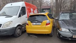 В микрорайоне Восток-5 машины закрыли вход во двор
