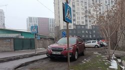 На Армейской машины паркуются в неположенных местах