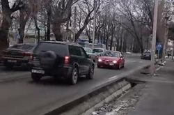 На улице Дзержинского машины едут по встречной на дороге с односторонним движением