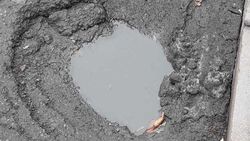 Житель просит засыпать яму на проезжей части на улице Тыныстанова