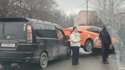 На ул.Дзержинского «Степвагон» залез под «Сонату». Фото