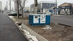На улице Юнусалиева между тротуаром и проезжей частью стоит генератор. Горожанин спрашивает, законно ли это