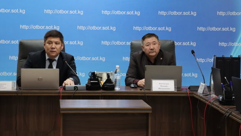 Слева направо: председатель Совета по делам правосудия Айбек Молдакунов и его новый заместитель Мукамбет Касымалиев