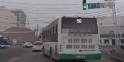 На Салиева-Осмонкула автобус №56 повернул налево с правой полосы