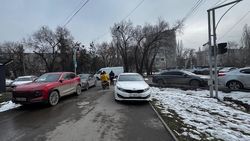 Возле мечети в 7 мкр машины паркуются на тротуаре и проезжей части