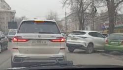 На Московской—Ибраимова машина наполовину припаркована на проезжей части