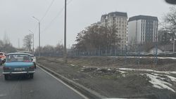 Горожанин спрашивает, когда сделают тротуар по северной стороне улицы Л.Толстого