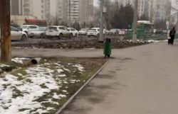 Тротуары очищены, движение пешеходов восстановлено, - УПСМ про парковку машин на тротуаре возле мечети