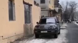 «Лексус» припаркован на тротуаре на проспекте Манаса