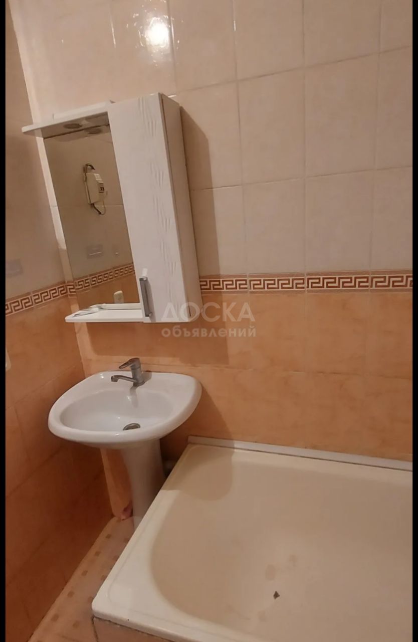 Сдаю 1-комнатную квартиру, 34кв. м., этаж - 1/3, Достук.