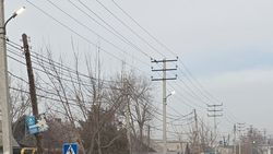 На Щербакова, Орозбекова и Тоголок Молдо днем горят фонари. Фото