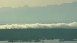 Облака лежат на воде на Иссык-Куле. Видео