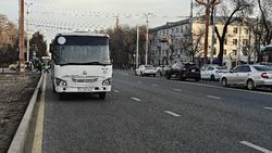 Водитель автобуса «Исузу» припарковался на Айтматова и ушел. Фото