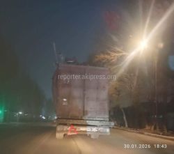 Грузовой автомобиль ехал с перегрузом и выключенными фарами ночью