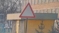 В селе Ат-Башы стоит дорожный знак, который не существует в ПДД КР. Фото горожанина