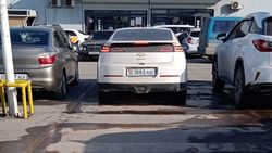 Машины продолжают парковаться на пешеходном переходе на улице Орозбекова