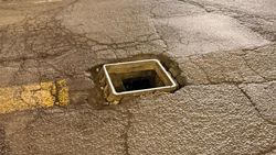 На Киевская—Тоголок-Молдо несколько дней открыт люк. Фото горожанина