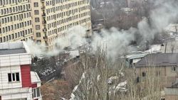 На пересечении улиц Рыскулова и Васильевский тракт каждый день идет дым. Фото жителя