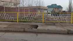 Горожанин жалуется на состояние тротуара на мосту на Салиевой—Осмонкула