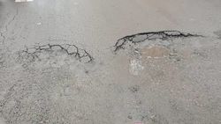 Житель жалуется на мусор и состояние дороги в микрорайоне Восток-5