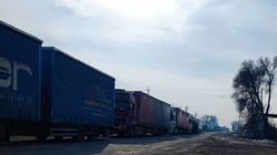 У пункта пропуска «Ак-Тилек» четвертые сутки многокилометровые простои фур