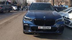 Припаркованный BMW заблокировал выезд на Мичурина—Абдрахманова. Житель просит УПСМ принять меры