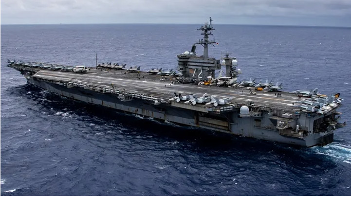 На этом фото, опубликованном в августе 2024 года, изображен авианосец USS Abraham Lincoln в Тихом океане.