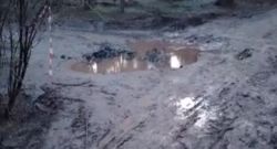 По тропинке в парке Ататюрка уже четвертый день течет вода, на дороге грязь и слякоть, - житель